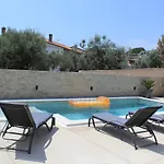 Mia With Pool Near Medulin