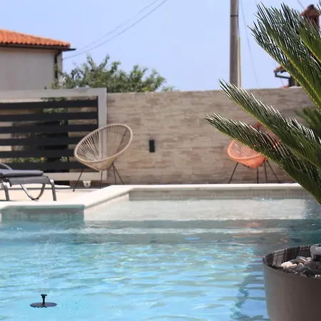 Mia With Pool Near Medulin