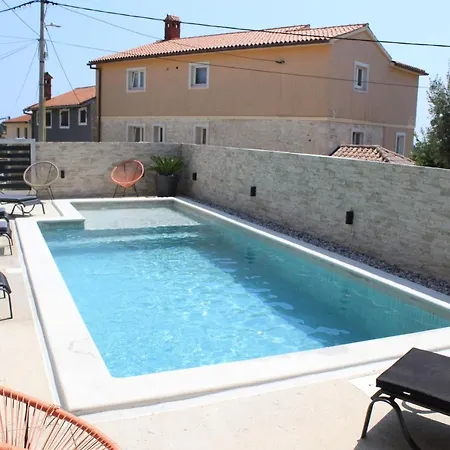 Apartment Mia With Pool Near Medulin Liznjan