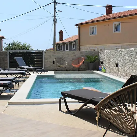Mia With Pool Near Medulin *