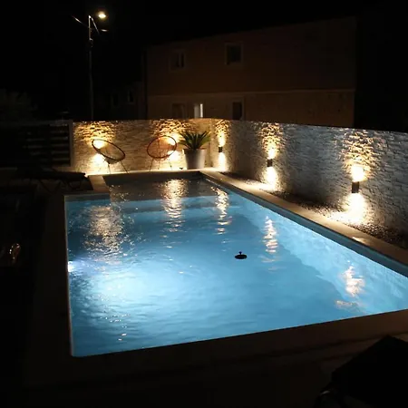 Mia With Pool Near Medulin
