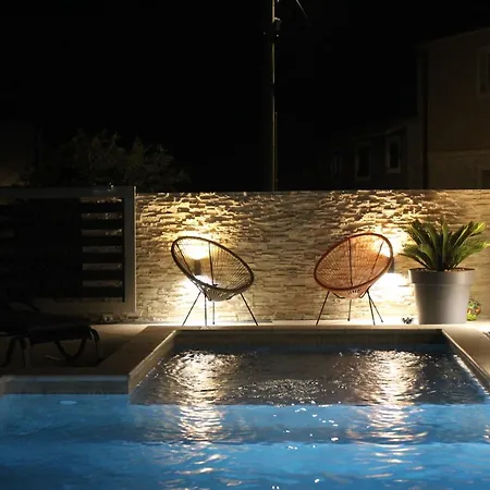 Mia With Pool Near Medulin Apartment Liznjan