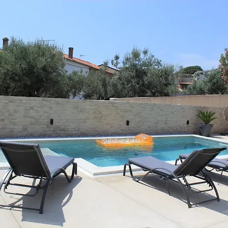 Mia With Pool Near Medulin