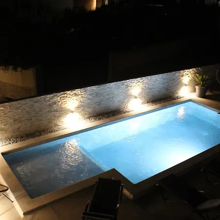 Mia With Pool Near Medulin Apartment