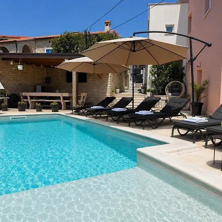 Mia With Pool Near Medulin Apartment