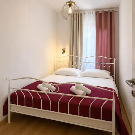 Apartment Mia With Pool Near Medulin